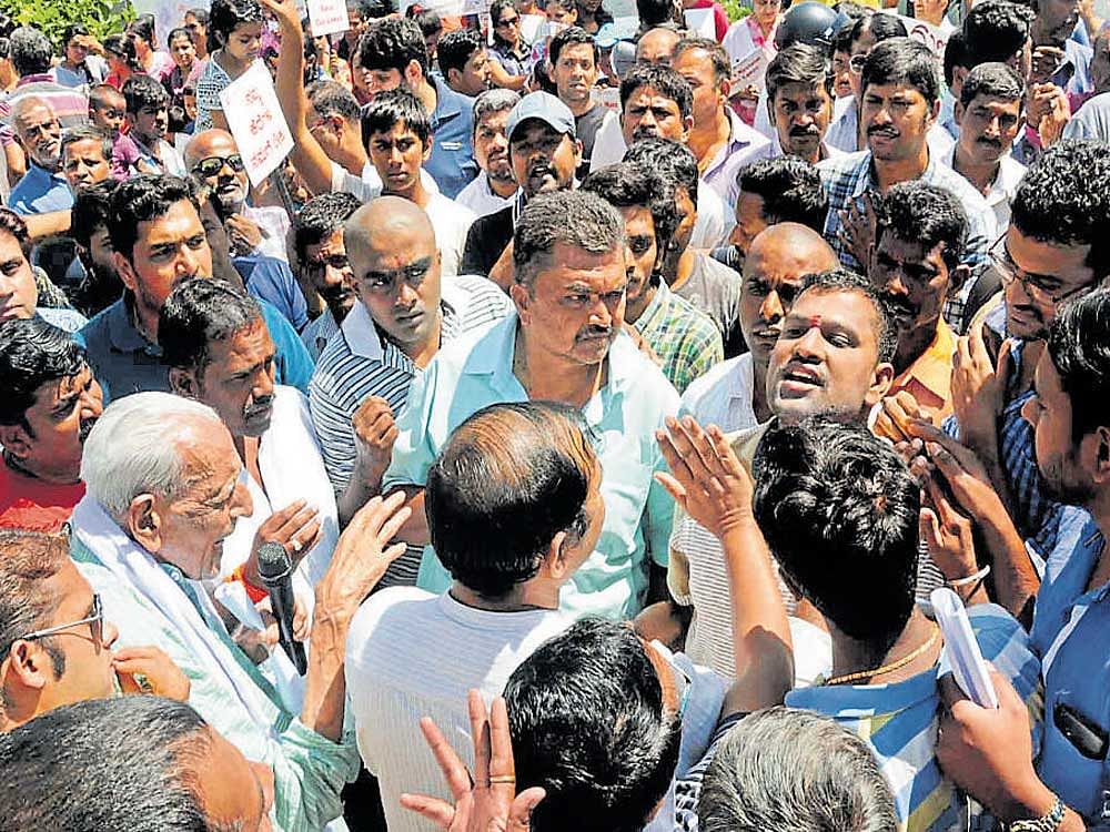 in focus: Freedom fighter H S Doreswamy addresses protesters at the Subramanyapura lake in the city on Saturday. dh Photo