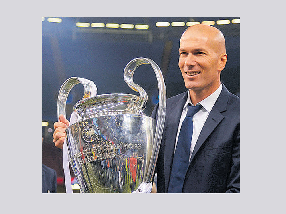Zidane with the trophy.