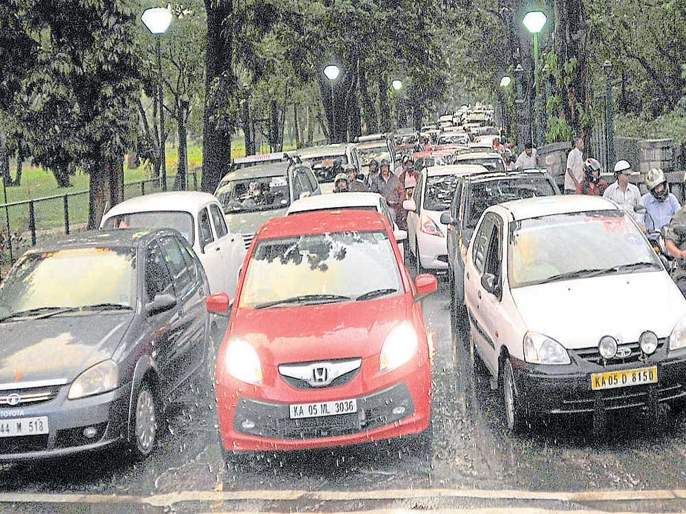 The latest notification not only dilutes the previous orders but also gives discretionary  powers to the Cubbon Park traffic police inspector to allow traffic inside the park to ease  vehicular movement. DH Photo