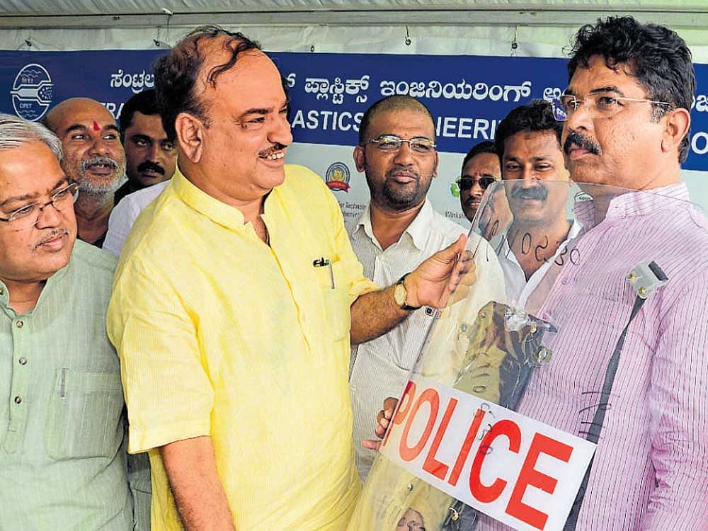 Union Minister for Chemicals and Fertilisers Ananth Kumar and BJP leader R Ashoka have a look at a riot gear, developed by Central Institute of Plastics and Technology, at the MODI fest organised in Bengaluru on Sunday. Former minister Govind Karjol is seen. DH PHOTO