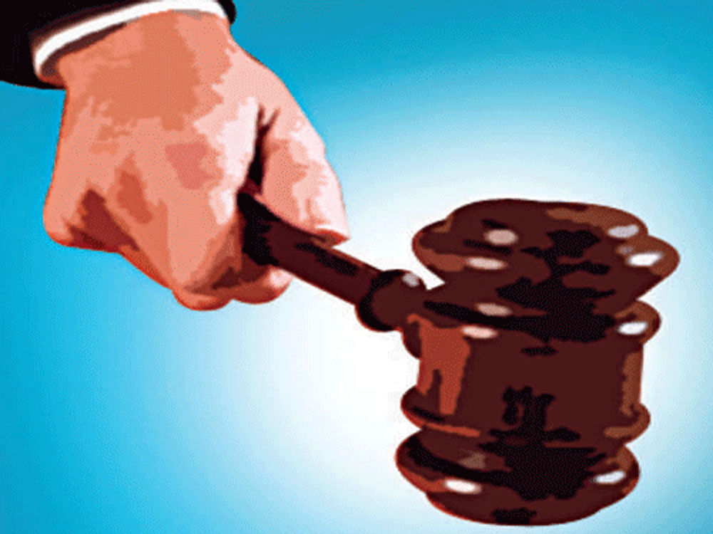 A division bench comprising Justice H G Ramesh and Justice John Michael Cunha lambasted the government for causing revenue loss to the state exchequer. DH illustration