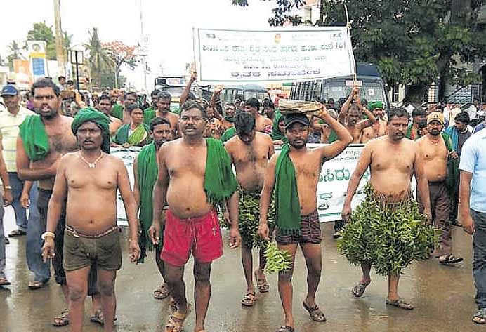 Semi-naked farmers take out a protest rally in Haveri  on Monday. DH photo