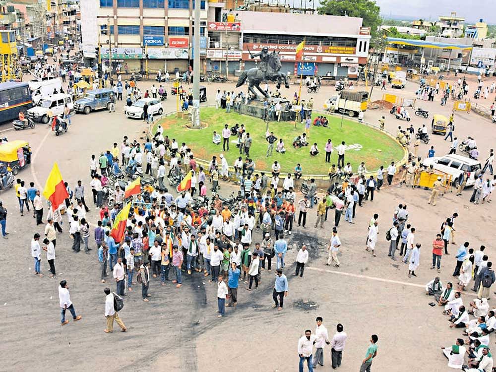 Members of various organisations protest at Chennamma Circle in Hubballi on Monday as part of the Karnataka bandh, demanding permanent irrigation for parched districts. DH Photo