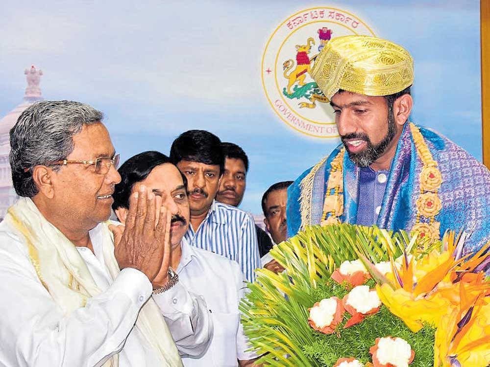 honoured: Chief Minister Siddaramaiah (left) felicitates  Rohan Bopanna in Bengaluru on Tuesday. dh photo