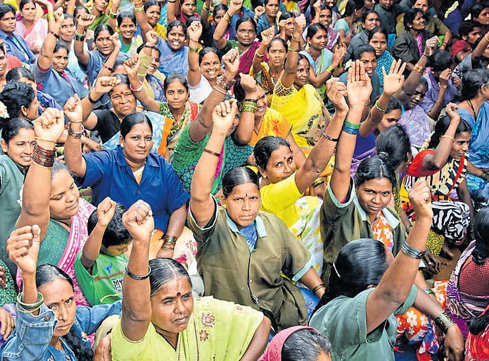 More than 2,000 contract pourakarmikas gather for a protest demanding regularisation of their service at Bannappa Park on Tuesday. DH photo