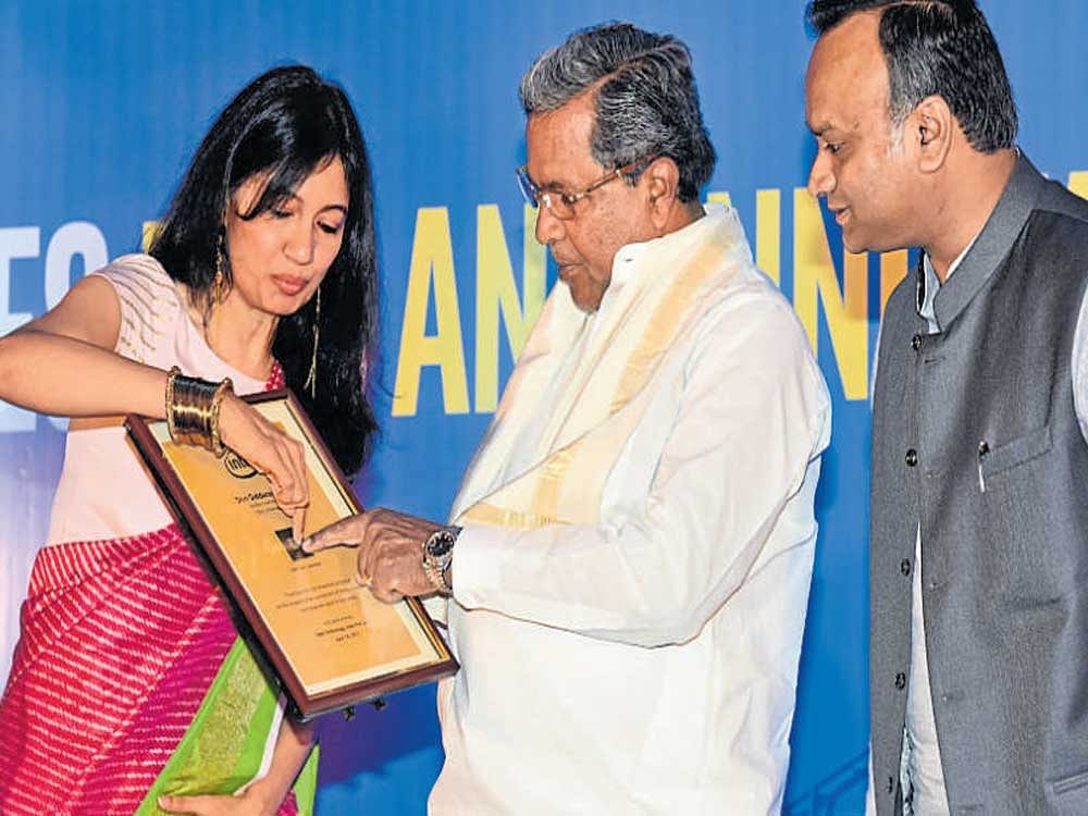 Intel India General Manager Nivruti Rai presents Intel's new Core processor to Chief Minister Siddaramaiah and IT and BT Minister Priyank Kharge after announcing the company's plans to set up its R&D in Bengaluru. DH&#8200;Photo