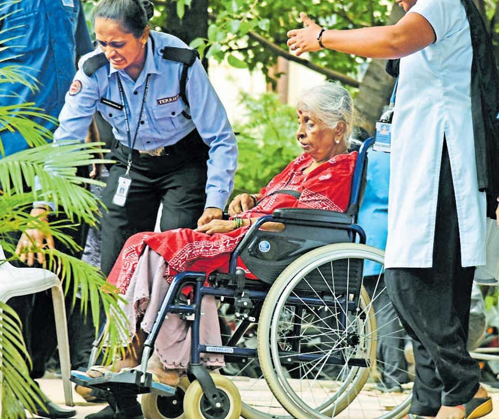 A patient being shifted out of Malathi Manipal Hospital in Jayanagar after a fire broke out on the first floor of the hospital on Wednesday. DH&#8200;Photo