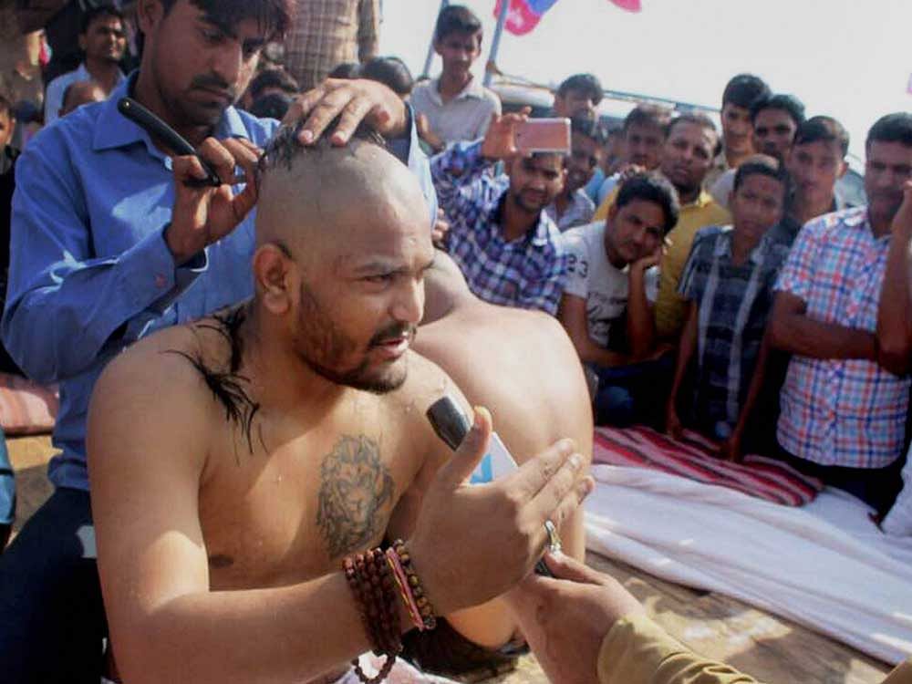 A group of Patels, including Hardik Patel and Patidaar Anamat Andolan Samiti (PAAS), have announced their intent to carry the corpse of Ketan Patel, the youth who is said to have died in police custody in Mehsana, to Gujarat governor's house in Gandhinagar. Press Trust of India file photo