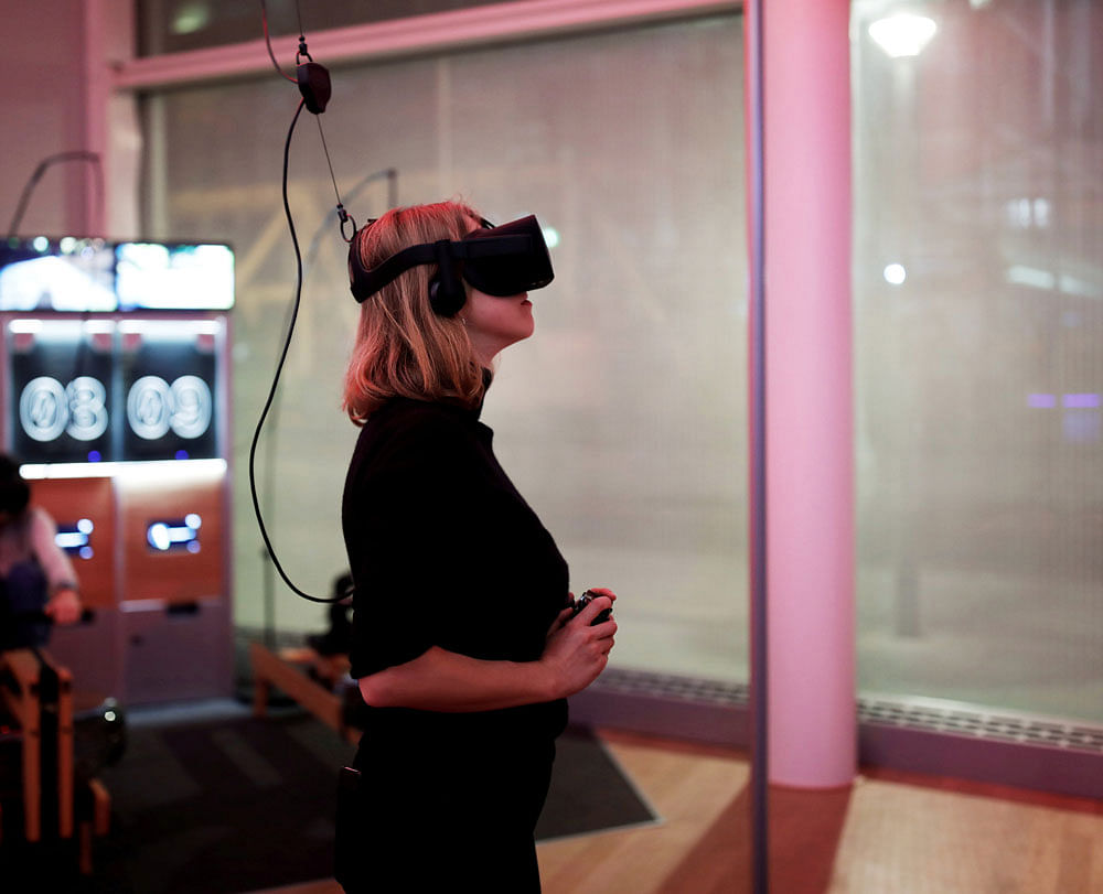 One of the medical applications of VR could help reduce pain in patients during the period of their hospitalisation. Photo credit: reuters.