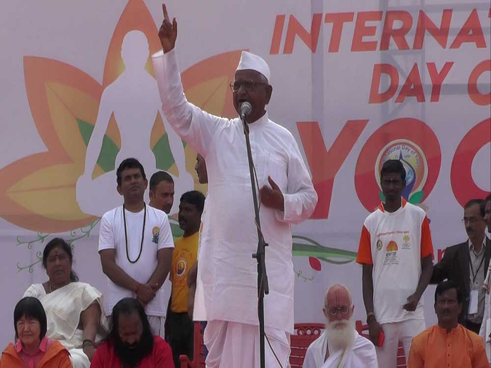 Social activist Anna Hazare giving Yoga Day message to participants in Kanteerava Stadium, Bengaluru. DH Photo