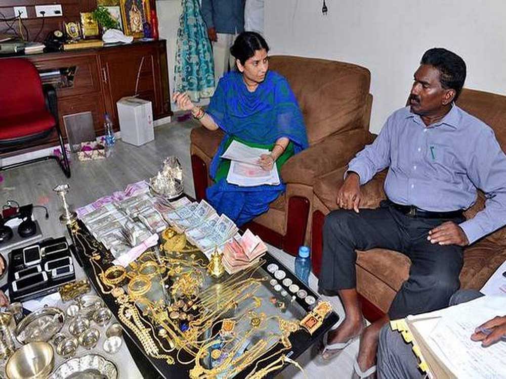ACB DCP Ramadevi with Pamu Panduranga Rao at his residence in Tadepalli in Guntur district. Deccan Herald photo