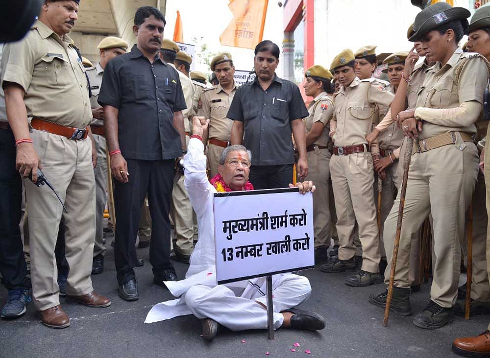 Tiwari also squatted on the road demanding the chief minister to vacate the 13, Civil Lines Bungalow. Subsequently, he and his supporters were dispersed from the spot by the police. DH image.