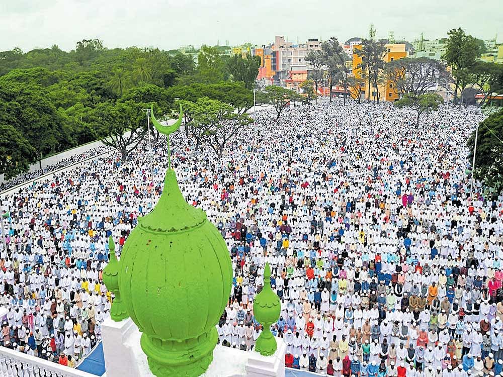 A large number of Muslims offer prayers on the occasion of Eid-ul-Fitr at Eidgah Maidan on Mysuru Road on Monday. DH Photo