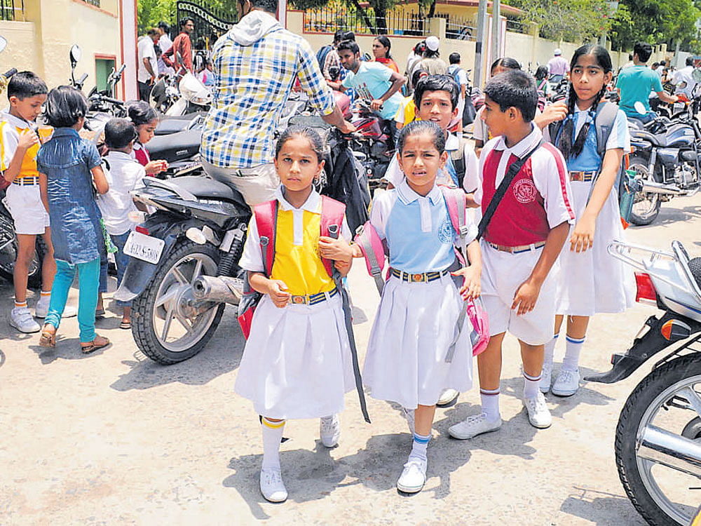 About 19.67 crore children are enrolled in 14.5 lakh elementary schools across the country with 66.27 lakh teachers deployed under the SSA. DH File Photo