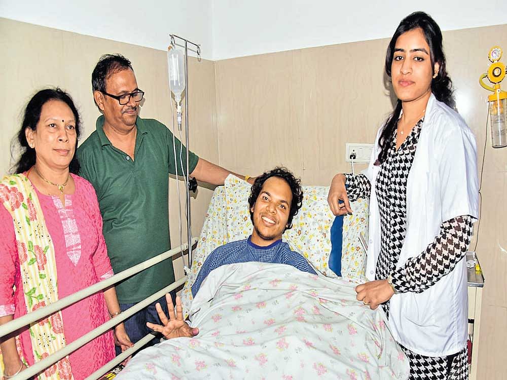 Mudit Dandwate (who lost his left hand in a crocodile attack), with Dr Anjana Reddy, his  parents Rekha and SP Dandwate at Hosmat Hospital on Tuesday. DH Photo