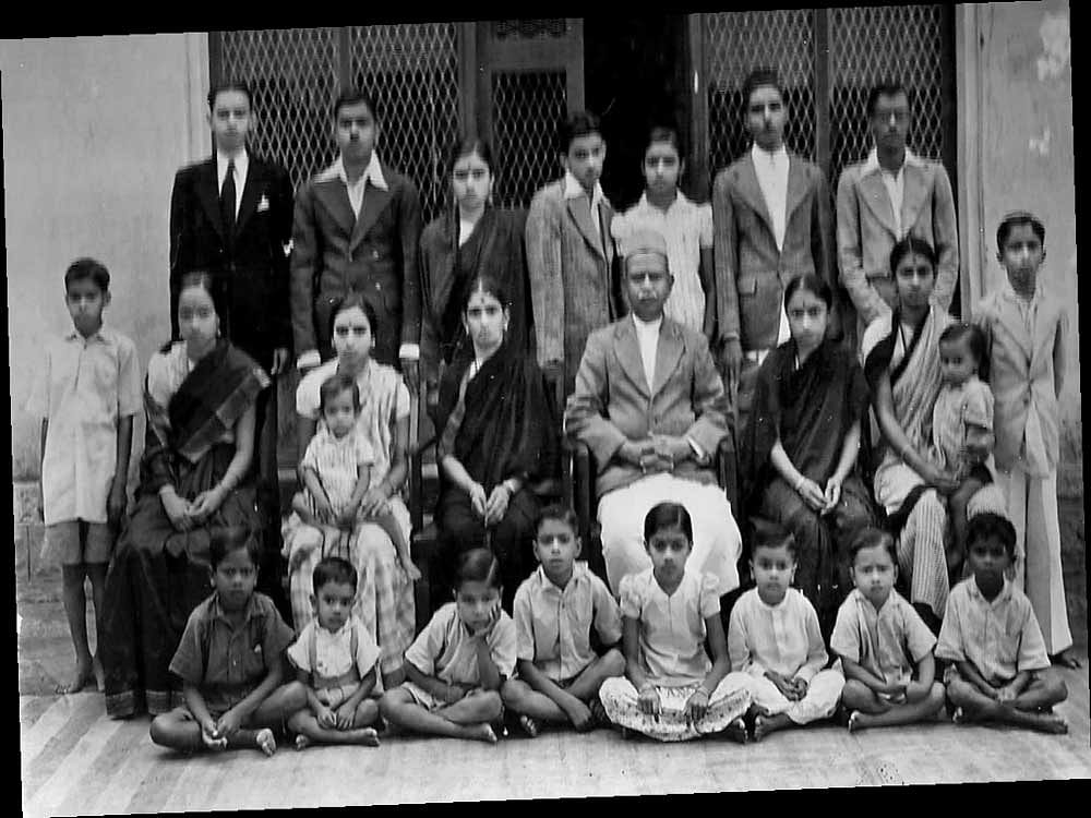 (Sitting, from left) Viswanath, Mohan, K V Radhakrishna Babu, Sunder, K V Rama Mani, Venkatesh, K V Venugopal and Thimma. (Standing, middle row) D Nagaraj, Uma, Kasturi  (with Ramesh in her lap), Kuppamma, P Sampangiramaiah, Ratnamma, Neelamba (with Chakrapani in her lap) and the author. (Standing, top row) Dr P S K Murthy, P Suryanarayana,  K V Vijayamani, P S Shankar, K V Satyavathi, K Venkata Rao and P S Ramaratnam.