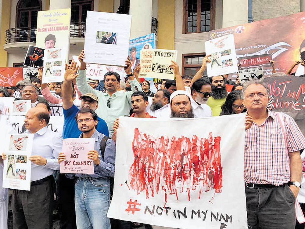 Historian Ramachandra Guha takes part in a protest oganised against targeted lynching of Muslims, in front of the Town Hall on Wednesday. DH photo