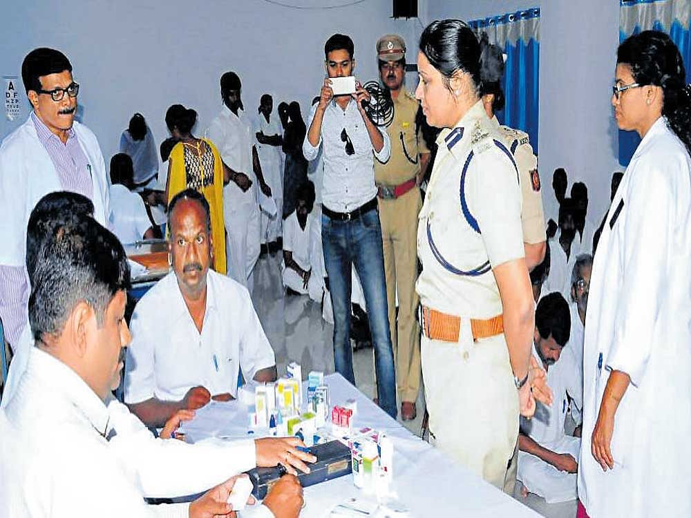 Roopa D Moudgil, DIG, Prisons Department, at the medical checkup organised for the  inmates of Central Prison at Parappana Agrahara in the city on Friday. DH PHOTO