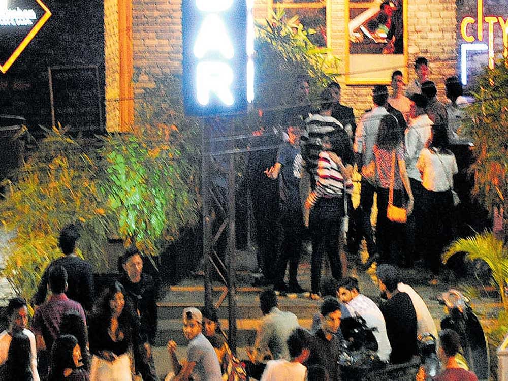 People throng one of the bars on M G Road on Friday night. DH PHOTO/ Srikanta Sharma R