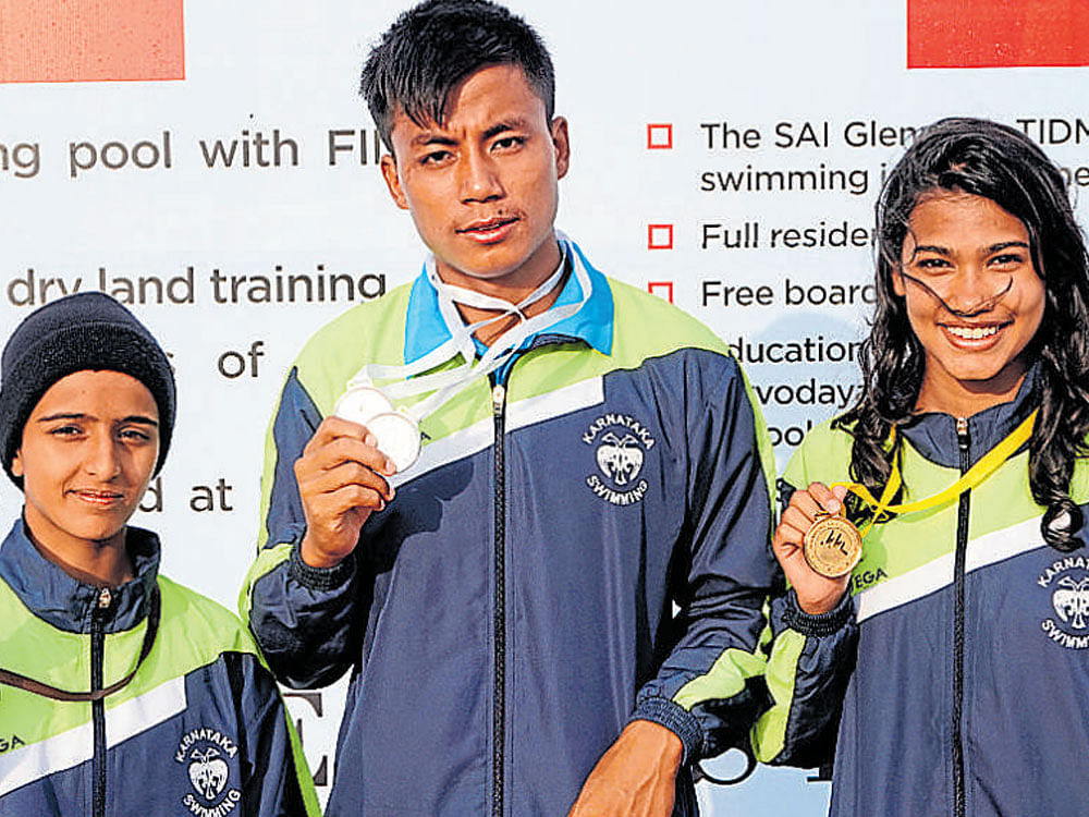 fine SHOW Karnataka divers (from left) Manohara Sharma (bronze, 1M springboard), Hemam London Singh (silver, 1 and 3M springboard) and Rutuja Pawar (gold, 3M springboard) with their spoils at the 34th Sub-junior Aquatic Championships in Pune.