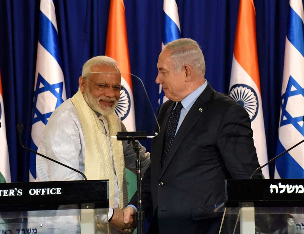 Indian Prime Minister Narendra Modi (L) shake hands with his Israeli counterpart Benjamin Netanyahu as they deliver joint statements during their meeting in Jerusalem. Reuters Photo