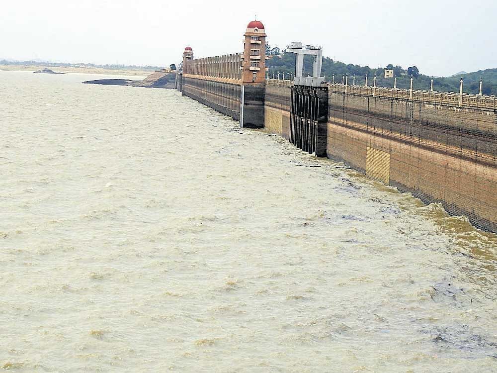 Water level stood at 8.664 tmcft at Tungabhadra dam near Hosapete on Thursday. DH photo