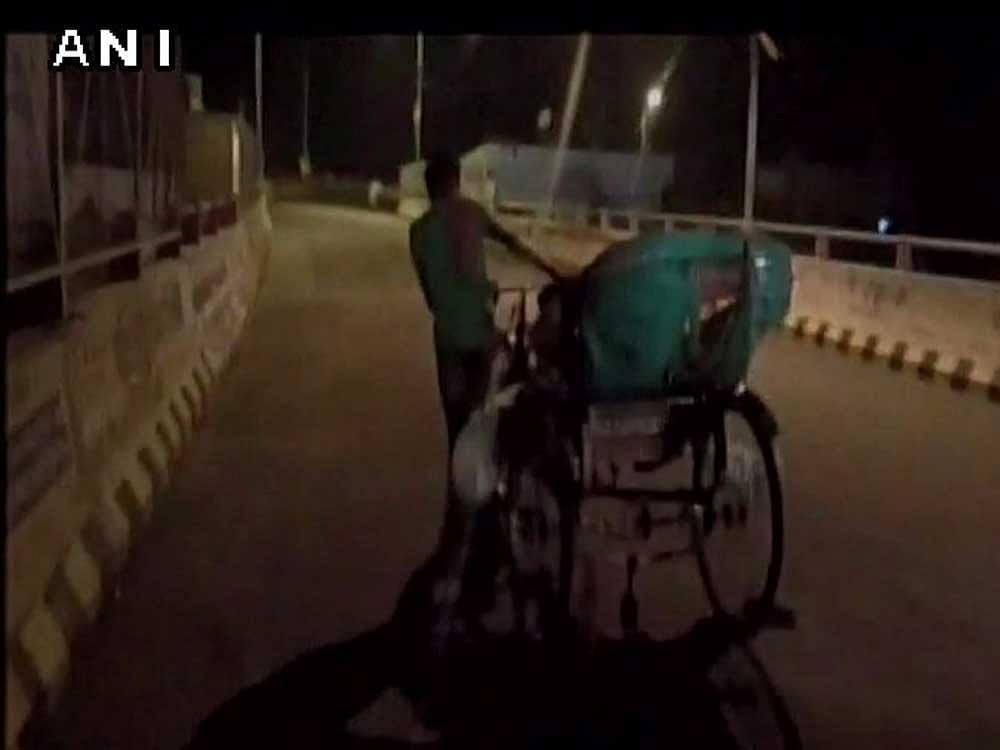 The video of the body being carried on the rickshaw went viral on social media and local news channels. Image courtesy ANI/Twitter