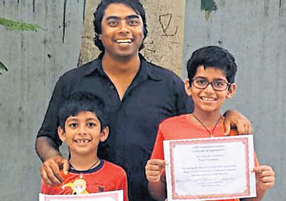 Parth and Arjun Choudhary with Vijay Nishanth, an  environmentalist, who  presented the certificates.