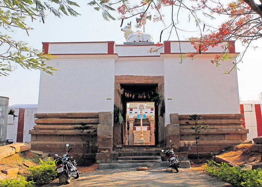 unique views: The entrance to the Prasanna Someshwara Temple in Magadi. Photo by author.