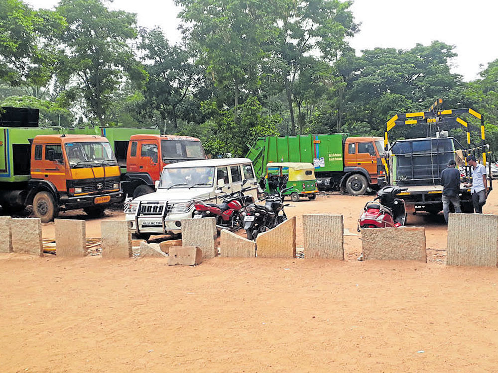 Vehicles parked at Bannappa Park on KG&#8200;Road. dh photo