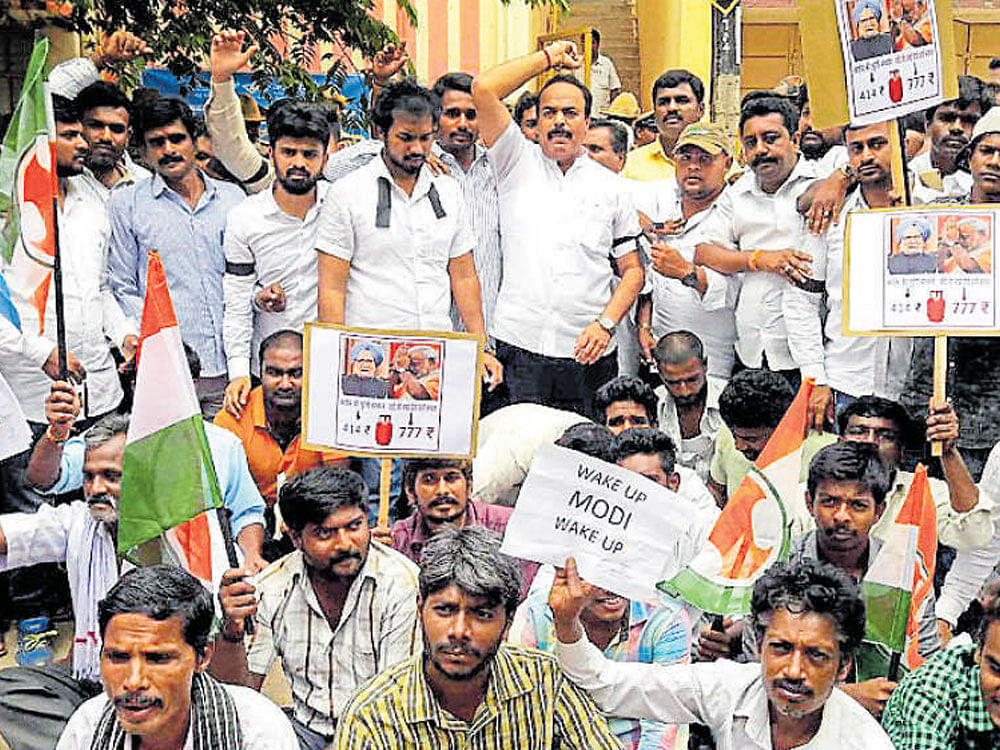 Members of District Congress Committee stage a demonstration in front of lead bank seeking complete waiver of farm loan borrowed from commercial and nationalised banks in Kolar on Thursday. DH photo