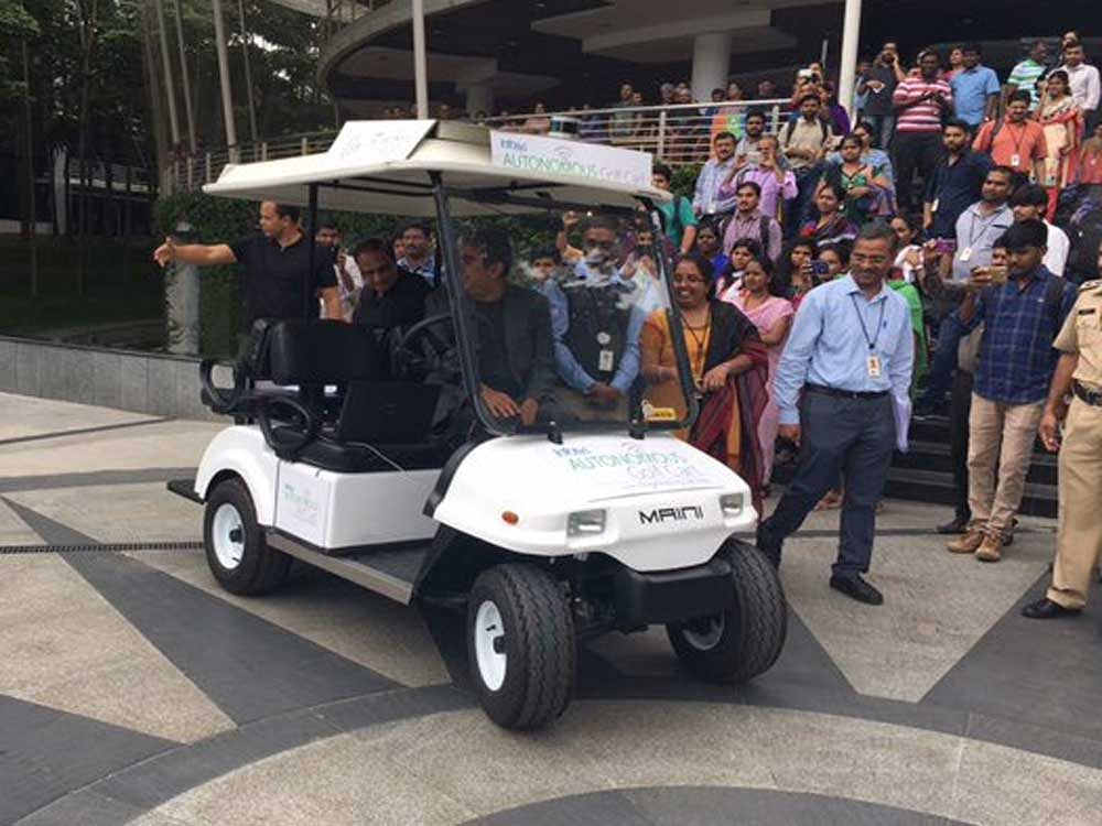 The driverless cart. Picture courtesy Twitter