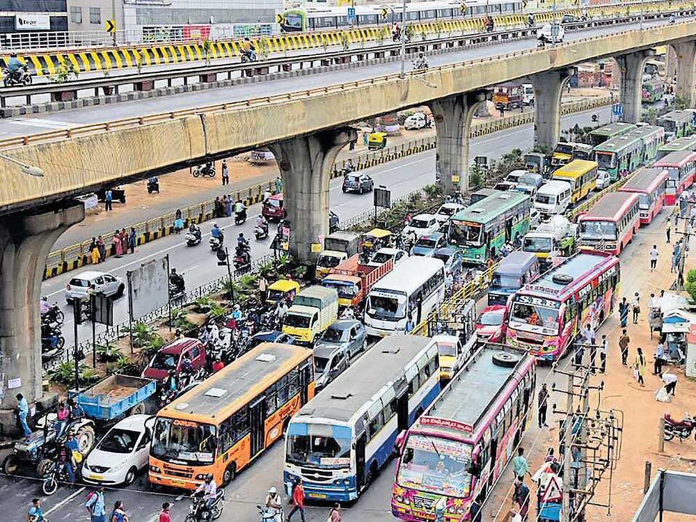 Are high-speed, access-controlled, heavily tolled roads the answer to decongest Bengaluru? As the state government moves in to reverse the recent NICE road toll hike, this question has sparked a serious debate. A debate that is focused on commuters stuck in chaotic traffic on roads underneath and along those fancy toll-ways. DH photo