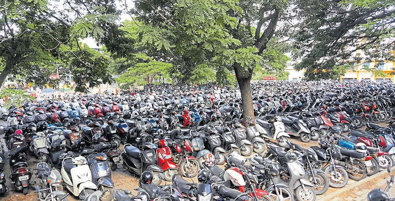 The crowded parking lot of the South Western Railway in Baiyappanahalli. DH PHOTO