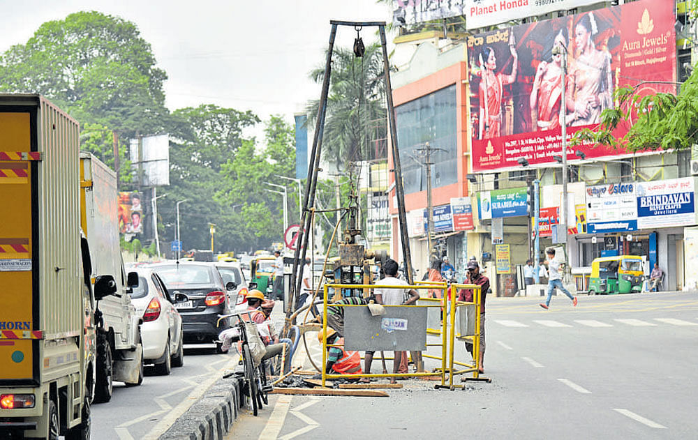 The proposed steel flyover will only lead to congestion at  Shivananda Circle, say local residents. DH file photo.