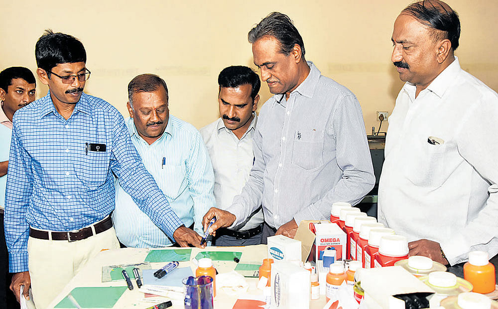 Karnataka State Election Commissioner P N Srinivasachari applied indelible ink with  a marker pen on the finger of Mysore Paints and Varnish Limited General Manager  C&#8200;Harakumar in Mysuru, recently. MPVL&#8200;Managing Director Siddalingappa B&#8200;Pujari and Chairman H&#8200;A&#8200;Venkatesh are seen. Dh Photo