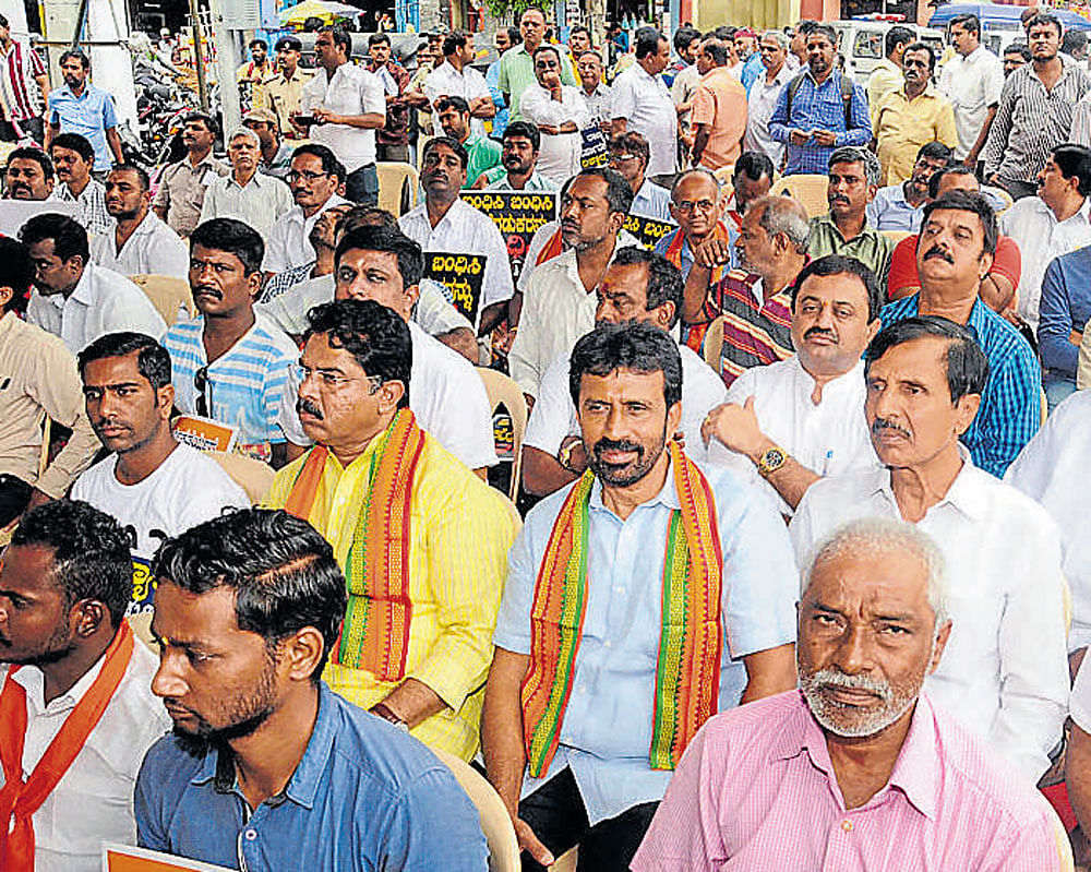 Members of Vishwa Hindu Parishat stage a protest against state government, at Agrahara Circle in Mysuru on Saturday. Former deputy chief minister R Ashoka is seen. DH photo.