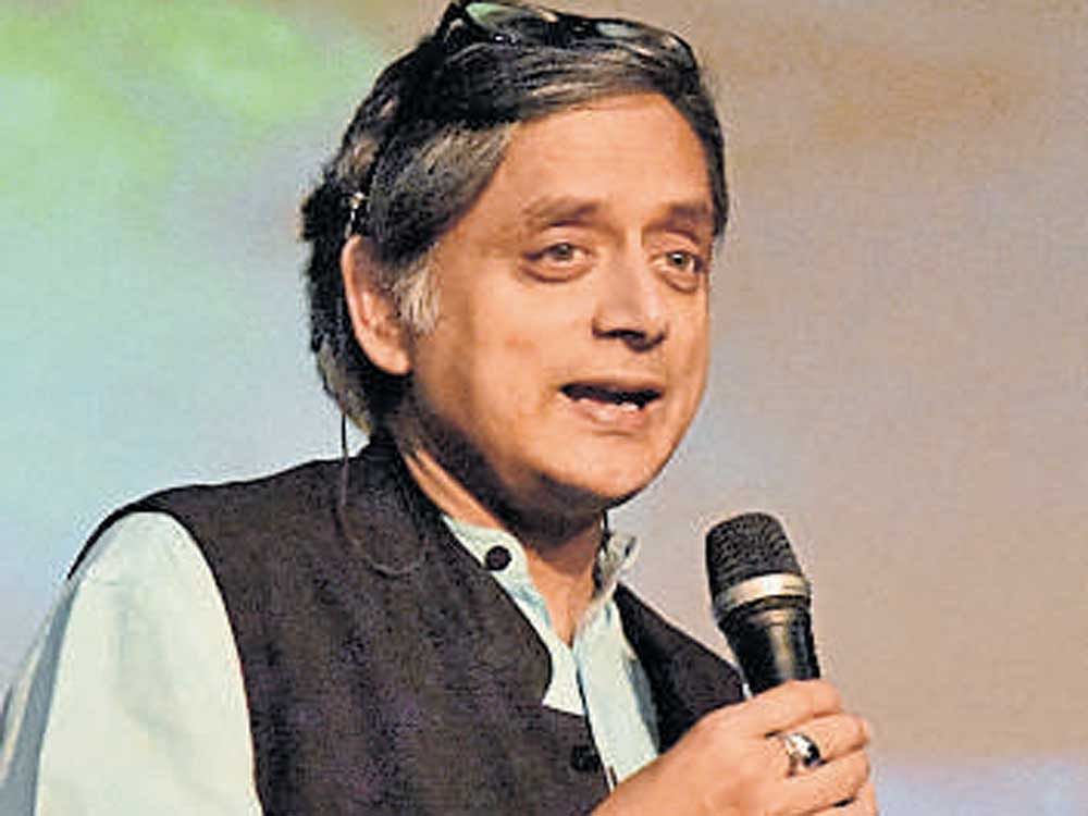 MP Dr Shashi Tharoor at Mount Carmel College  in  Bengaluru on Saturday.  dh photo