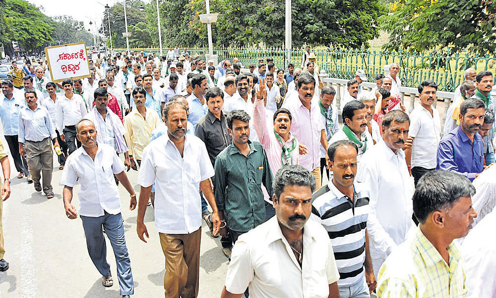JD(S) party workers take out a protest march, in Mysuru on Monday. Dh Photo