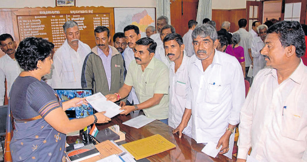 Chikkamagaluru ZP member K R Mahesh Wadiyar submits a memorandum to DC G Satyavathi on Monday. Dh photo