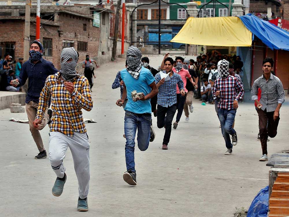 Sources claimed that the NIA has collected digital and electronic evidence to link the Hurriyat leaders to the stone pelters. PTI File Photo