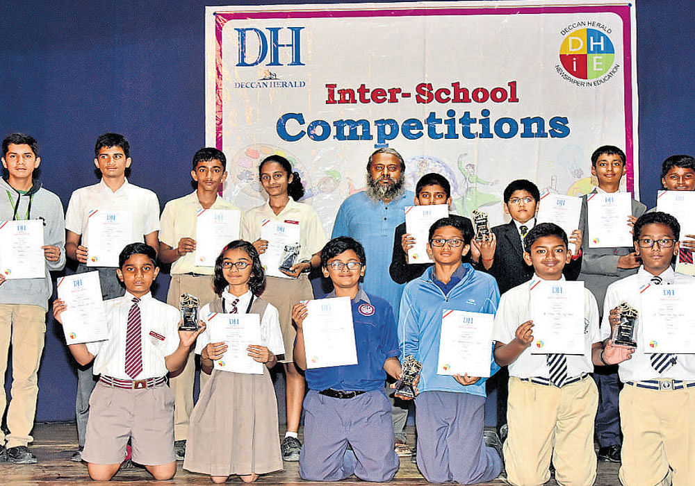 The winners of Deccan Herald inter-school quiz competition with quiz master Arul Mani on Wednesday. DH photo.