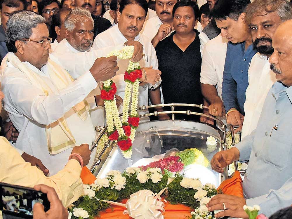 Chief Minister Siddaramaiah pays his last respect to Dharam Singh at the latter's  Sadashivanagar residence in Bengaluru on Thursday.  dh photo