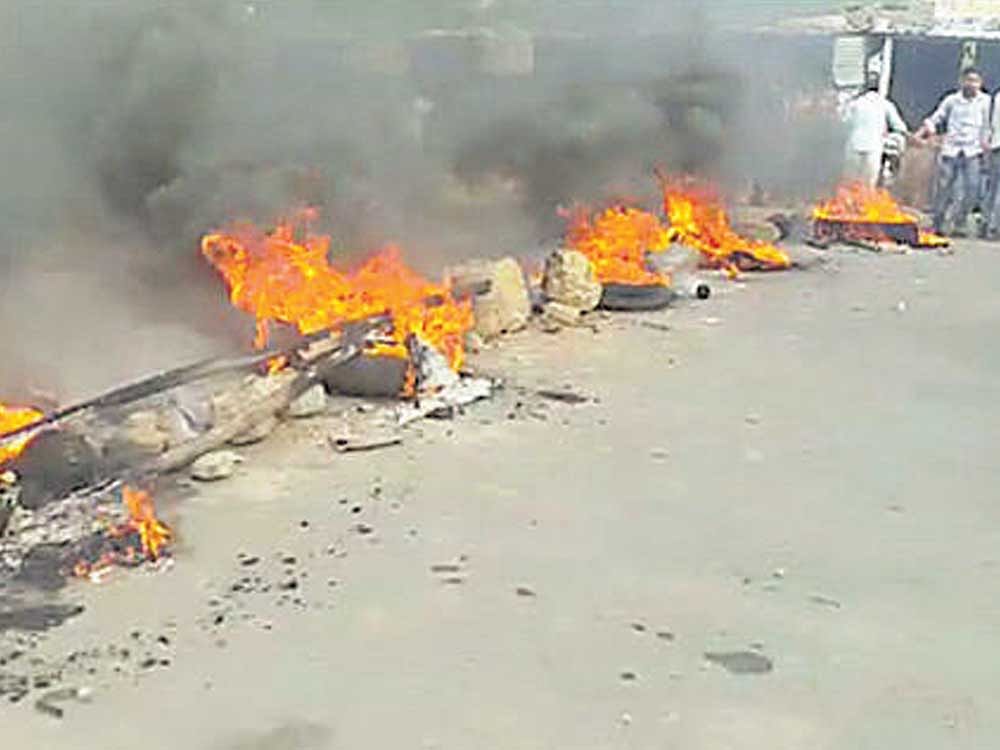 A video grab of tyres being burnt at Sonna Cross in Jewargi taluk of Kalaburagi district on Thursday.