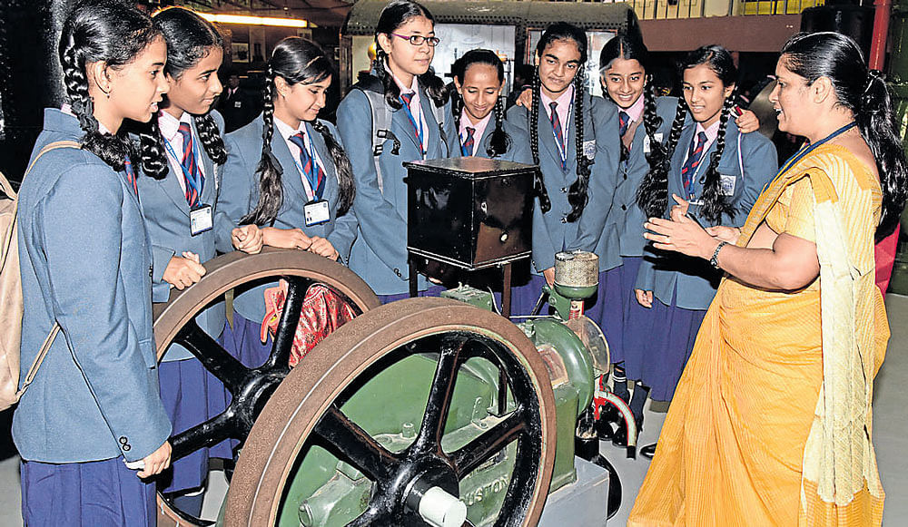 A teacher explains the working of a machine to students at the Visvesvaraya Industrial  Technological Museum on the occasion of its 52nd anniversary on Thursday. DH photo