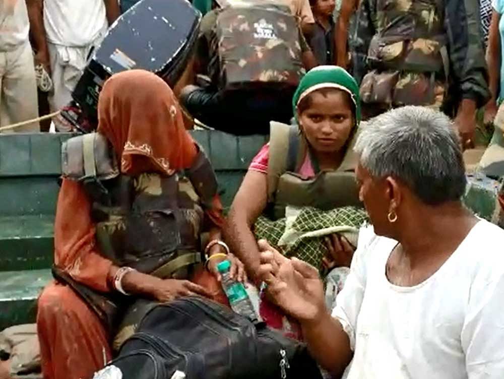 Army rescuing pregnant women in Rajasthan. Courtesy Defense PRO, Rajasthan