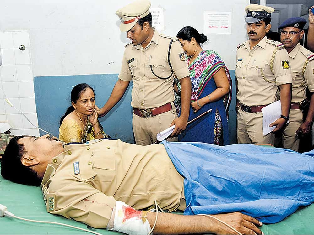 SP N Shashikumar consoles Jayashree, wife of DySP S S Hullur who was injured in an  encounter with rowdy Mallikarjun Badiger (inset) alias 'Kari Chirathe', at district hospital  in Kalaburagi on Tuesday. DH&#8200;photos