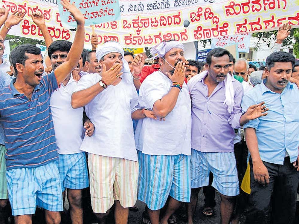 The activists of Savayava Raitha Kootagala Okkoota, on Wednesday, stage a protest on Mysuru-Bengaluru highway, in Mandya, blocking the vehicular movement for a while.