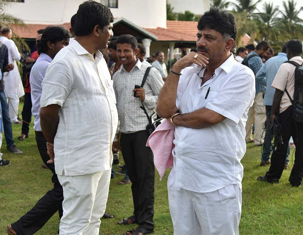 Bengaluru Rural MP DK Suresh and Karnataka Energy Minister D K Shivkumar. DH Photo