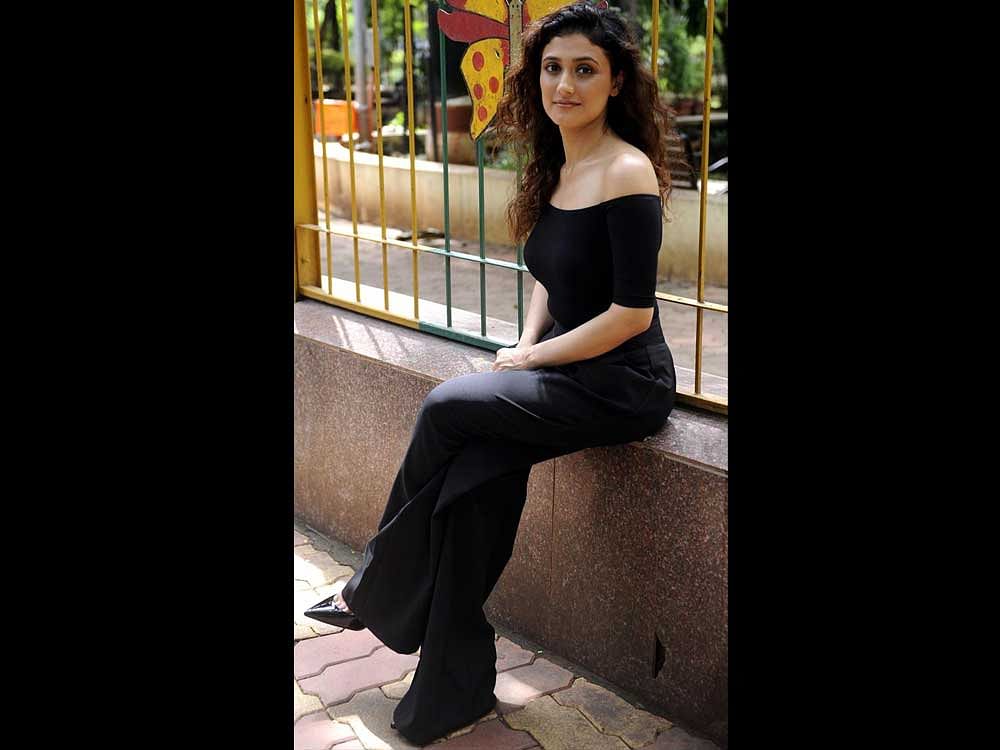 Indian Bollywood film and television actress Ragini Khanna poses for a picture during a promotional event fir her upcoming debut Hindi film 'Gurgaon'. directed by Anurag Kashyap, in Mumbai on July 8, 2017. / AFP PHOTO / STR